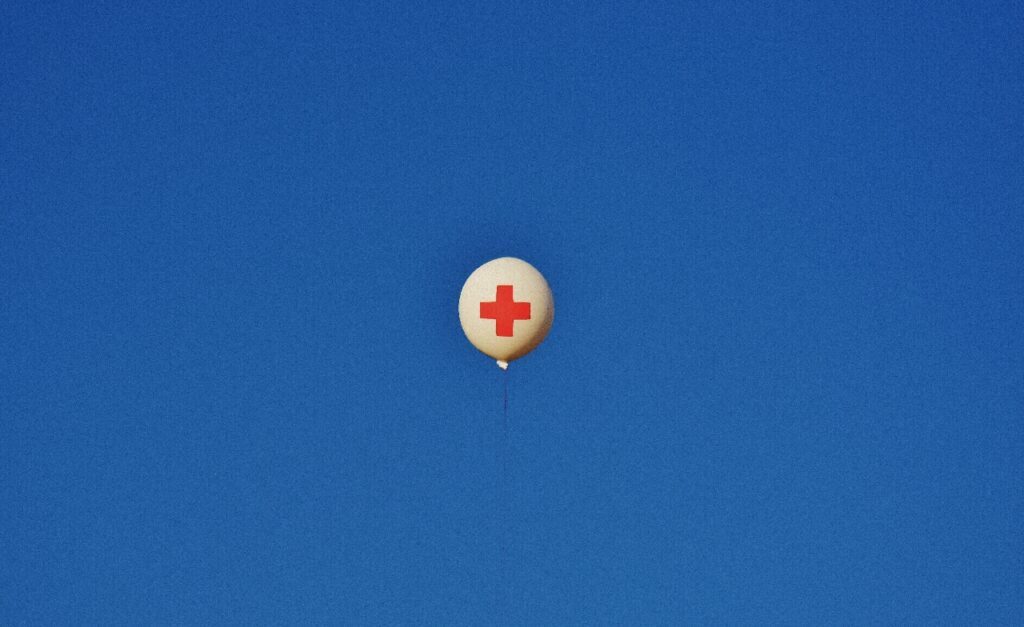 Ballon med røde kors mærket på.