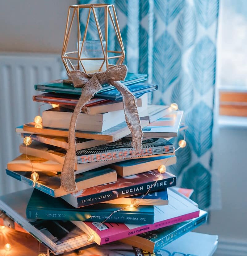 Bunke af bøger med lys ovenpå.